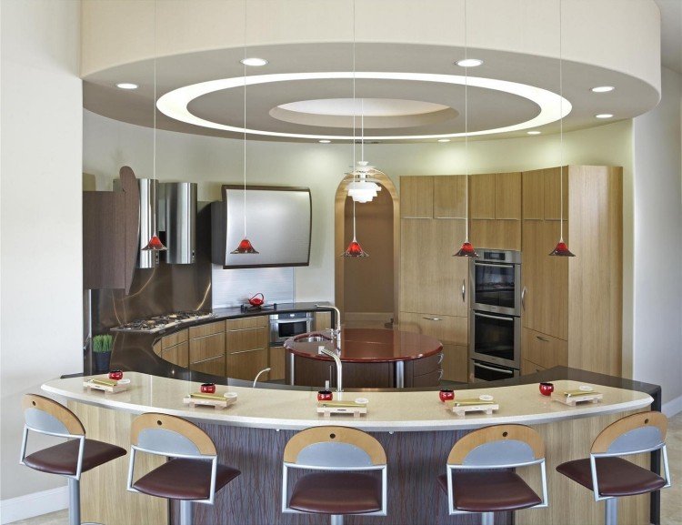 bucătărie rotundă cu insulă de bucătărie și blat cu formă rotunjită tort-blaturi-design-bucatarie-blat-rotund-bucatarie-insula-modern