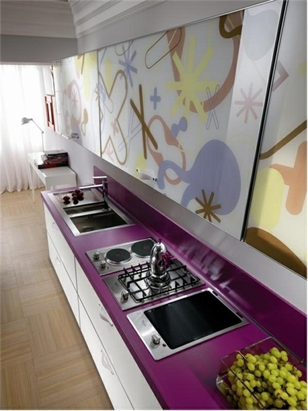 Suprafață de lucru colorată din sticlă de bucătărie în mov pe perete atașate postere colorate suprafata-de-lucru incorporata-violet-inchis-material-mineral