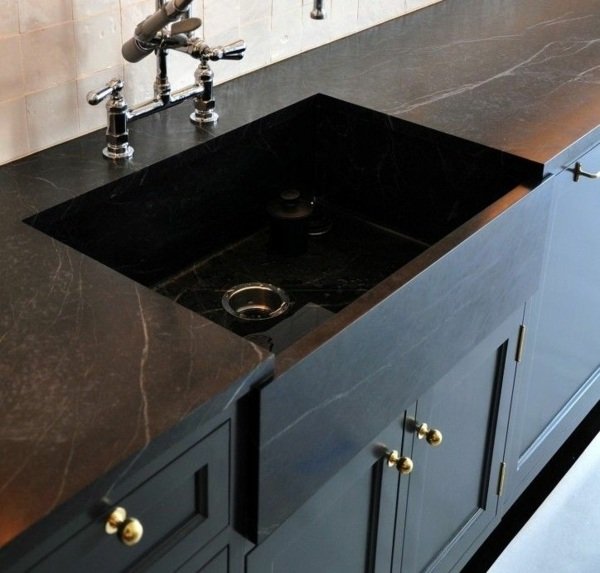 suprafata de lucru din granit negru cu blocuri de ciment din tigla naturala Fitinguri de culoare aurie-robinet-design-modern