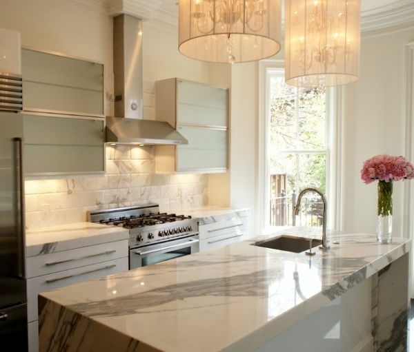 Blaturi de bucătărie din piatră naturală marmură piatră lampă suspendată design-bucătărie-luminos-cu-suprafețe-de-piatră-naturale