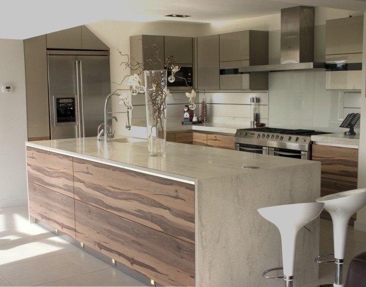 bucătărie modernă cu blat în aspect de piatră naturală și fronturi de bucătărie din lemn tort-blaturi-design-piatră-naturală-optică-travertin-gri-lemn-fronturi-dulap