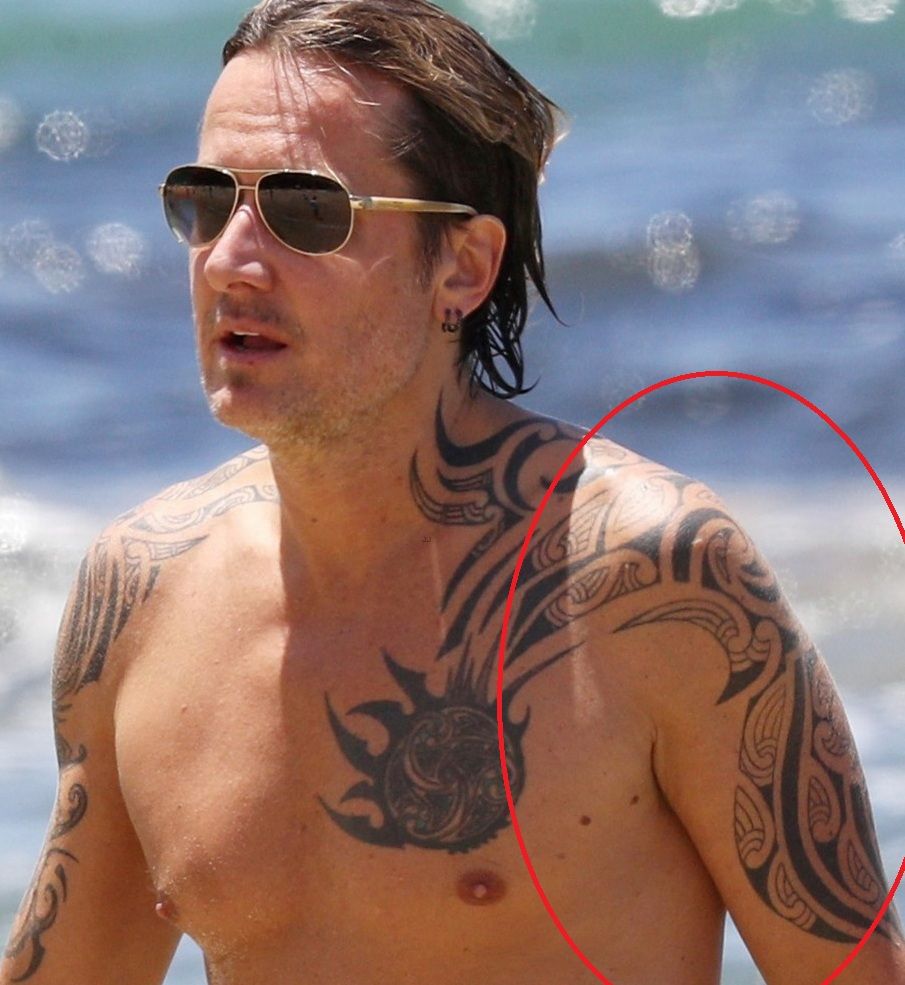 Keith Urban tatuaggio tribale-