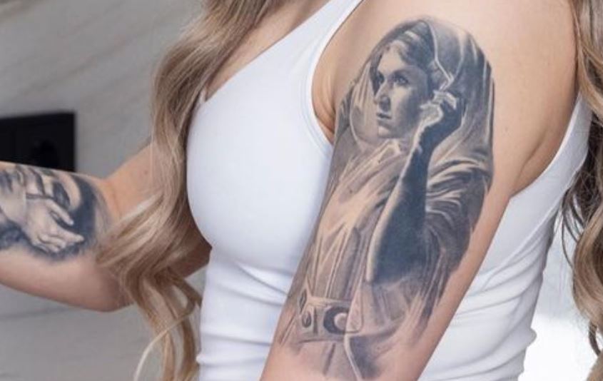 ケルシーの腕のタトゥー