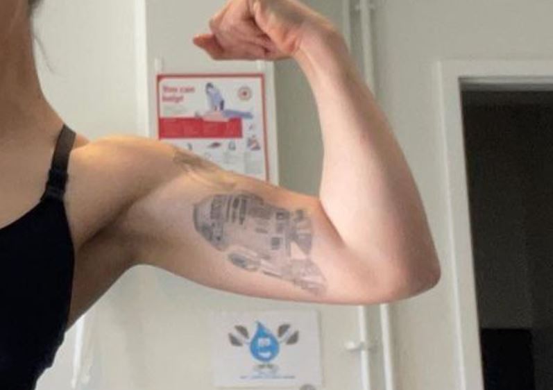 ケルシー上腕二頭筋のタトゥー