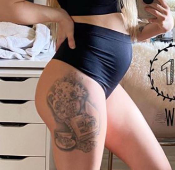 ケルシー太もものタトゥー