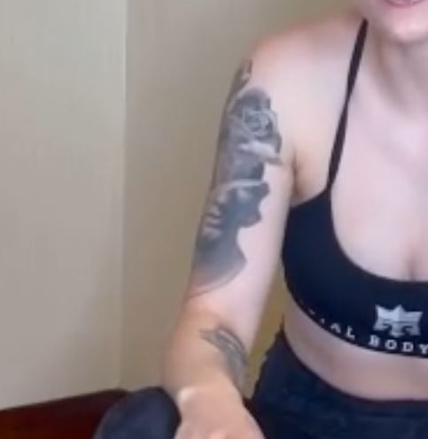 ケルシーの右腕のタトゥー