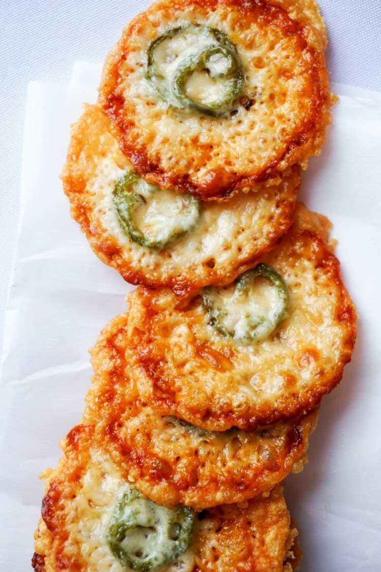 preparați-vă gustări ketogene chiar și jalapeno cu chipsuri de brânză parmezană