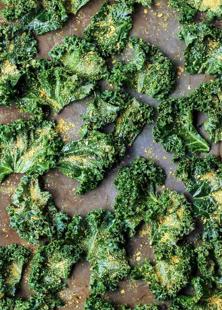 kale chips gustări ketogenice cu conținut scăzut de carbohidrați pentru a deveni sănătoși