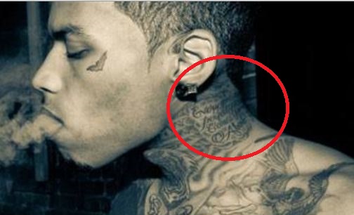 Kid Ink iscritto sul tatuaggio del collo