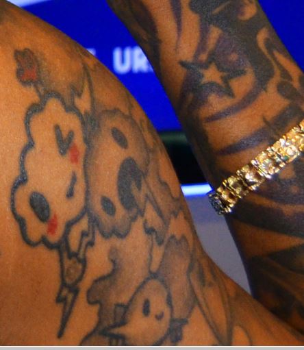 Facce animate Kid Ink sulla spalla destra