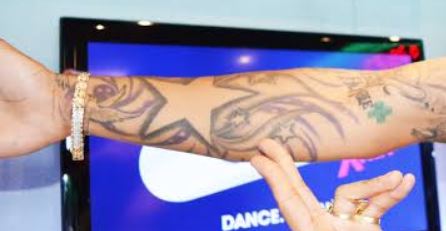 Tatuaggio con stelle sul braccio destro di Kid Ink