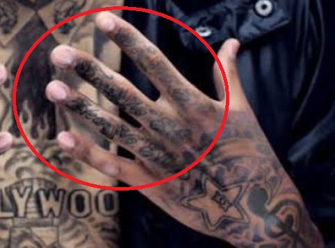 Tatuaggio per le dita della mano sinistra con inchiostro per bambini