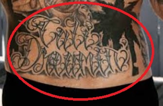 Tatuaggio a inchiostro per bambini sul tatuaggio sulla parte bassa della schiena