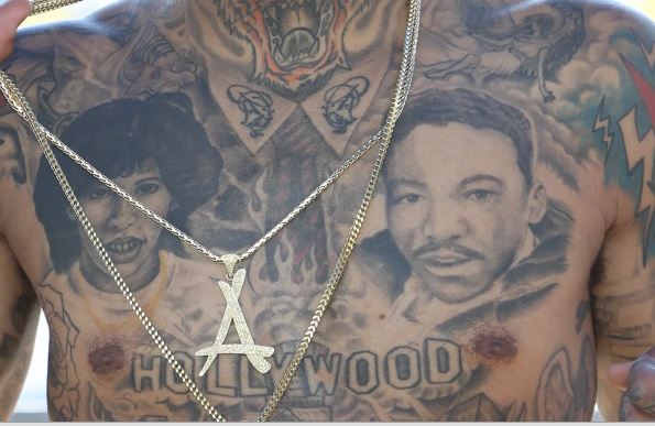 Tatuaggi sul petto con inchiostro per bambini