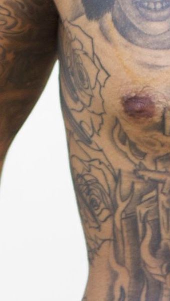 Kid Ink Roses sulla gabbia toracica destra