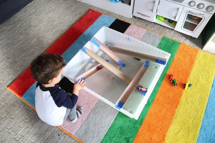 Creați idei de joacă pe autostradă pentru copii mici