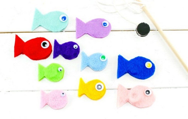 Copiii sunt ocupați cu idei de joc pentru undițe și pești magnetici