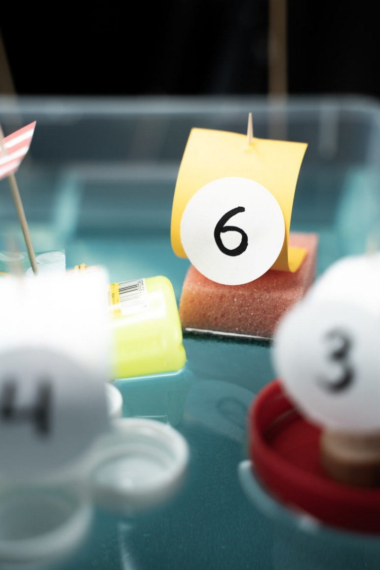 Copiii ocupă doi ani în vasul de baie din burete