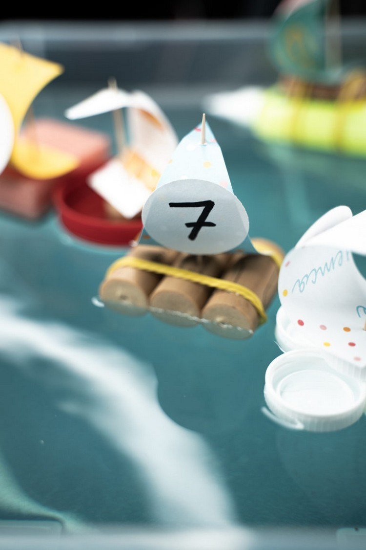 Copiii continuă să facă barca cu plută ceea ce puteți face cu un copil de 2 ani