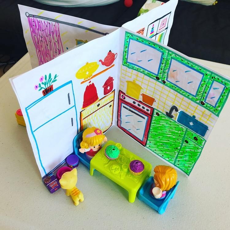 Copiii acasă țin casă de păpuși din carton ocupată în timpul crizei coroanei