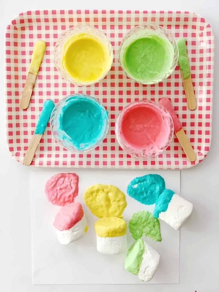 Ideile meșteșugărești și ideile pentru copii se ocupă de timbre și coloranți alimentari