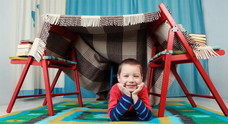 Idei de joacă copiii își fac cortul acasă