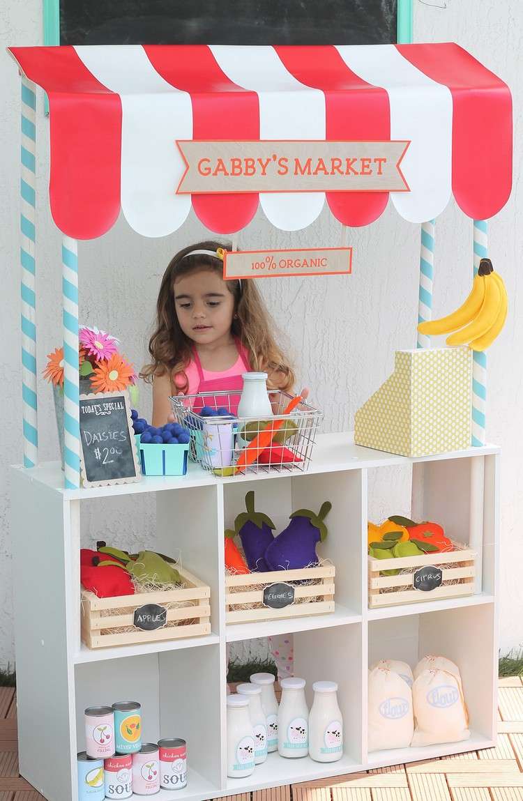 Magazin de produse alimentare sănătoase pentru copii de pe un raft și țevi din PVC Magazin pentru copii, magazin organic-set-up-rafturi-shopping-basket-checkout-sign-name