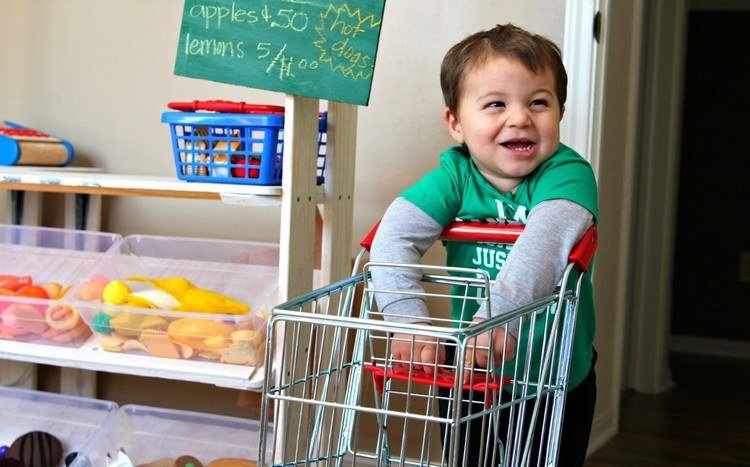 Copilul joacă la magazinul alimentar magazin-pentru-copii-din-lemn-pentru-bebelusi-fructe-de-vara-cos-de-cumparaturi-jucarii