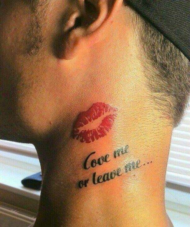 Lūpų bučinio tatuiruotė vyrams ant kaklo