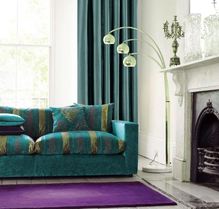 living elegant cu tapițerie și perdele în aceeași culoare perna-turcoaz-sufragerie-nobila-semineu-lampa-de-podea-alb-tesatura-catifea