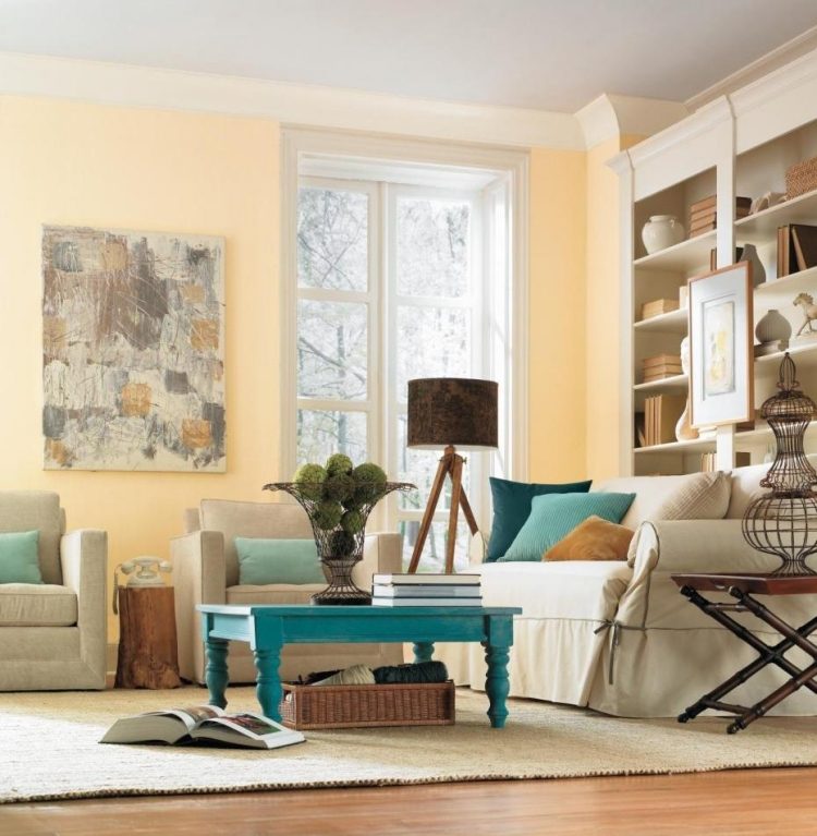 Living vintage în alb cu perne turcoaz perna-turcoaz-sufragerie-vintage-ușor-scaun-tapițerie-crem-alb-fereastră