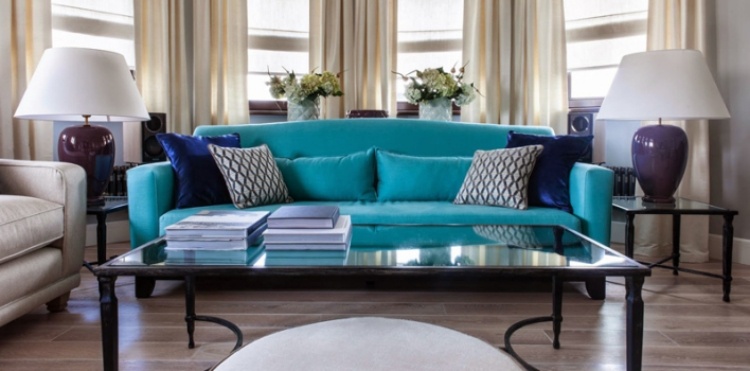 living elegant cu canapea turcoaz ca accent pernă-turcoaz-living-canapea-tapițerie-masă de cafea-sticlă-masă-lapmen-abajur