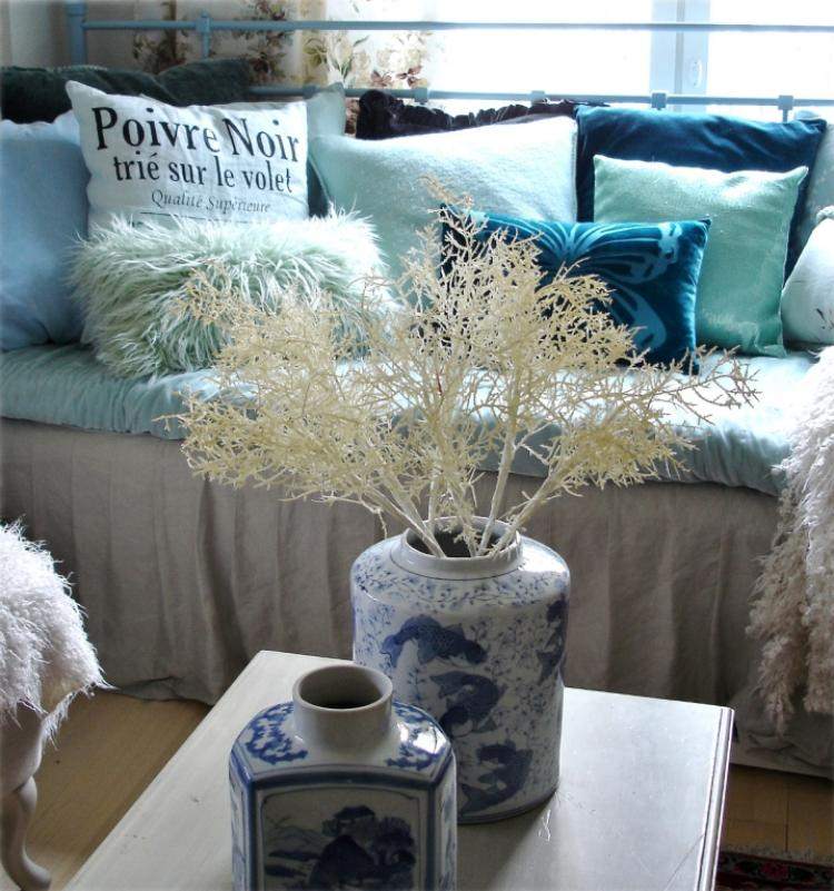 o gamă largă de fețe de pernă și textile pentru casă în turcoaz perna-turcoaz-living-vaze-portelan-blana-tapiterie-fereastra