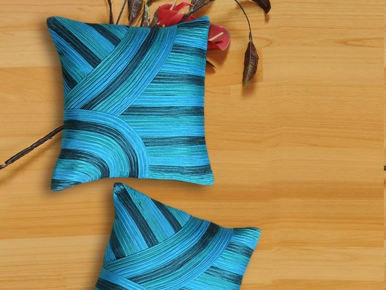 Pernele cu huse în diferite nuanțe - de la turcoaz la albastru petrol perna-turcoaz-sufragerie-vintage-strălucitoare-scaun-tapițerie-cremeweiss-fenster.jpg-satin-cushion-huse-nuanțe-culoare-frumos-deco