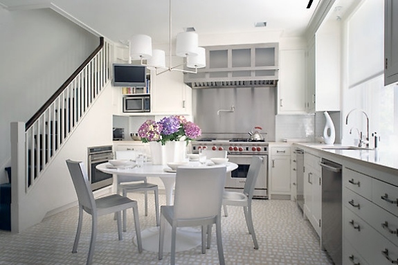 Design de bucătărie, totul în design de mobilier alb