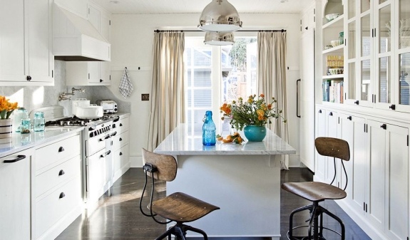 Mobilier clasic de bucătărie - scaune din lemn strălucitor - lumini suspendate cromate