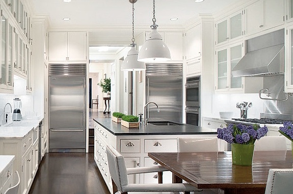 Bucătărie albă cu design de lămpi suspendate