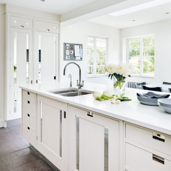 Dulapuri de bucătărie albe-fațade insulă de gătit