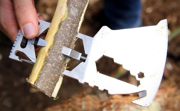 Glenn a fost inspirat de dragostea pentru natură și cuțite ax-klax-multi-tool-hammer-function