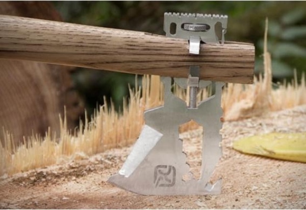 Klax în acțiune în aer liber klax-multi-tool-ax-work-regyme