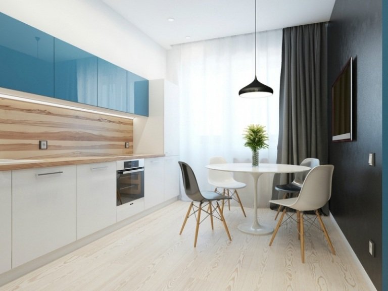 dulapuri de bază albe, dulapuri de perete albastru deschis și protecție împotriva stropirii în aspectul lemnului prajituri-mici-set-up-single-line-white-blue-fronts-splash-protection-worktop-wood-look-dining area