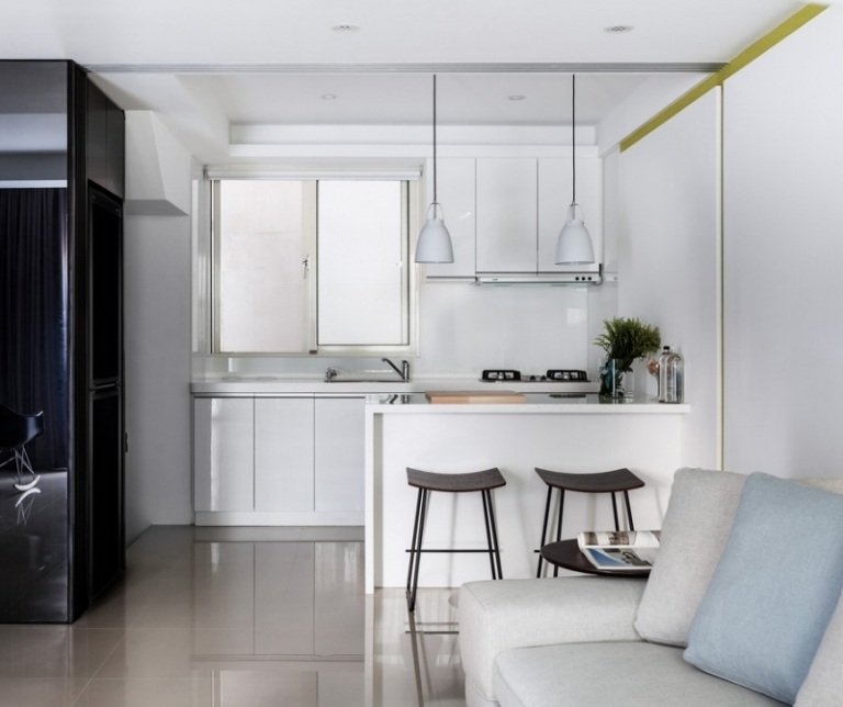 bucătărie albă pură, cu fronturi de dulap fără mânere și blat mic-tort-set-up-white-white-single-line-counter-kitchen-counter