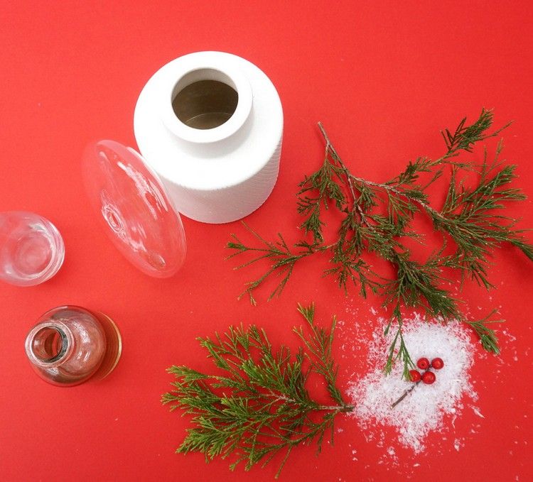 Colectează diverse vase din porțelan și sticlă Decorarea fructelor de pădure roșii mici-ramuri de brad-diferite-vaze-porțelan-sticlă