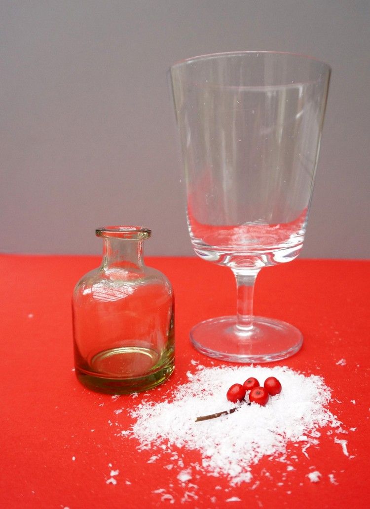 așezați două vaze una în cealaltă - faceți-vă singur aranjamentul creați-vă-mici-fructe-de-pădure-roșii-decor-vaze-de-sticlă-zăpadă-artificială