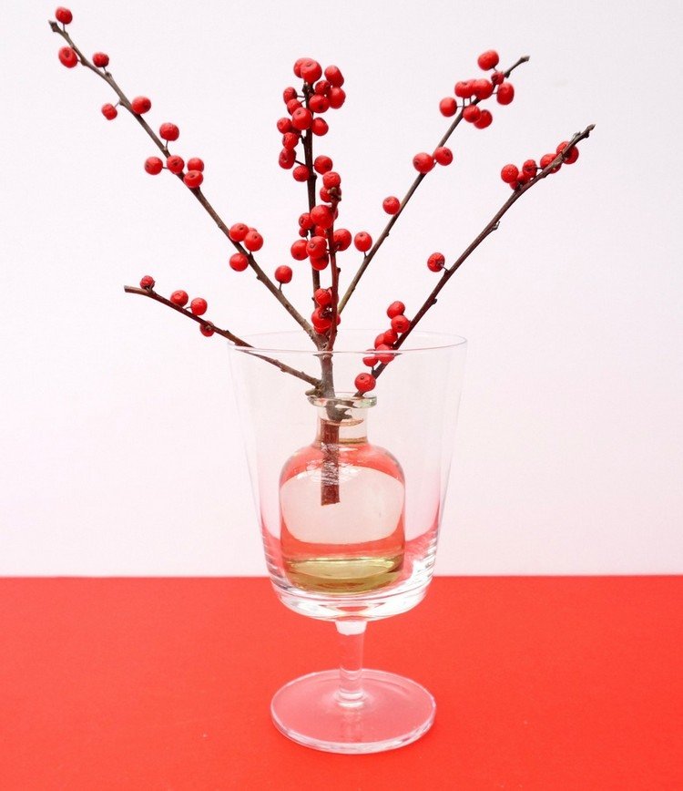 Așezați vaza mică de sticlă într-un vas de sticlă puțin mai mare mici-fructe-roșii-de-decorare-idei-toamnă-două-vaze-una în interiorul celeilalte