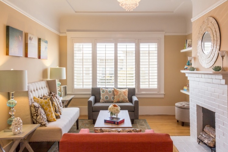 canapele-mici-living-piersic-perete-vopsea-semineu-