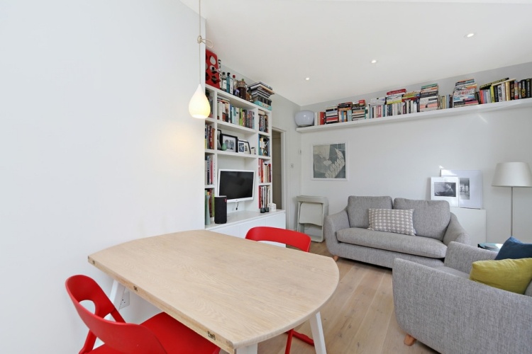 mici-canapele-living-gri-scandinave-rafturi-de-carte