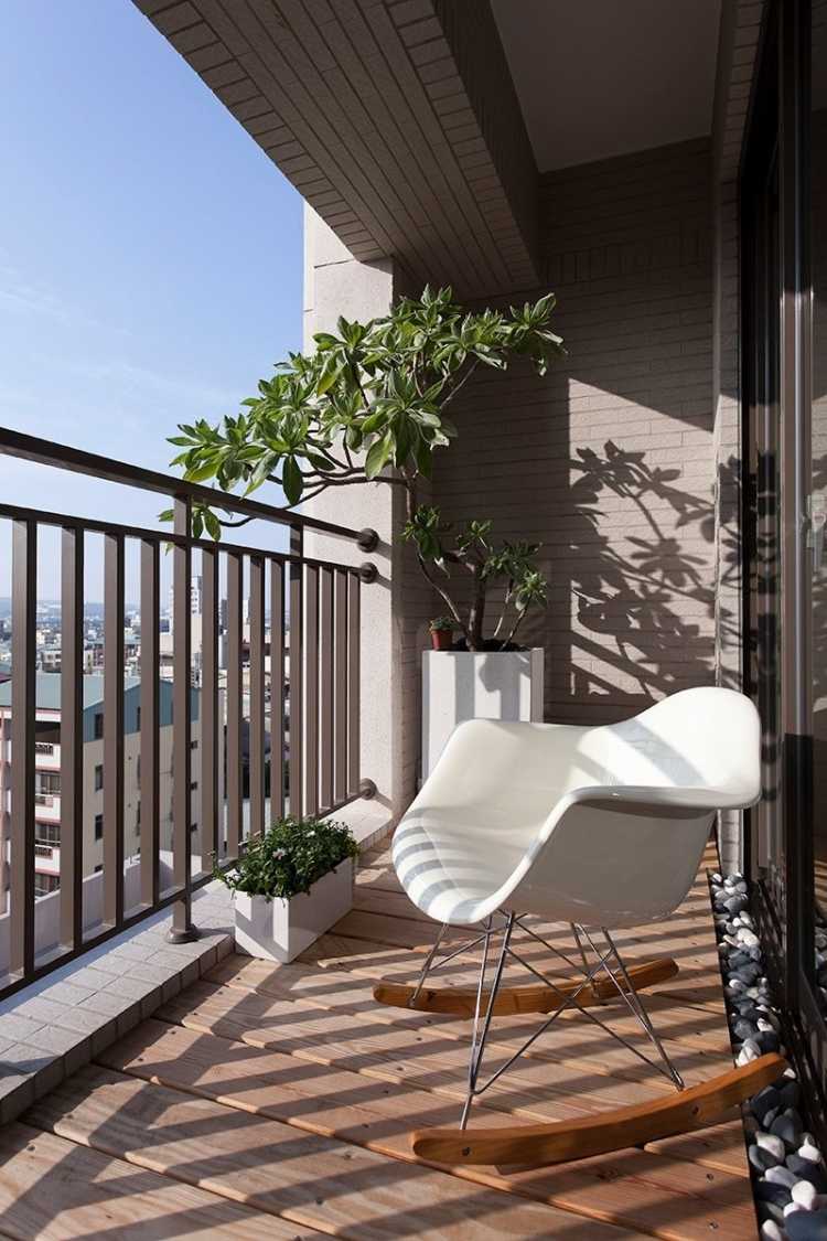 decorați balconul cu mobilier de designer într-un mod elegant și simplu mic-balcon-idei-de-design-scaun-cu-podea-insorit-scaun-balansoar-eames-scaun-alb