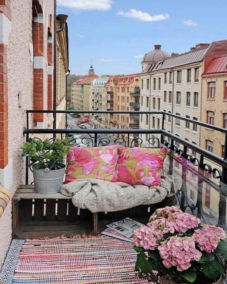 Proiectați balconul drăguț din clădirea veche în roz mici-balcon-idei-de-design-clădire-veche-hortensii-roz-scaune-cutii de lemn