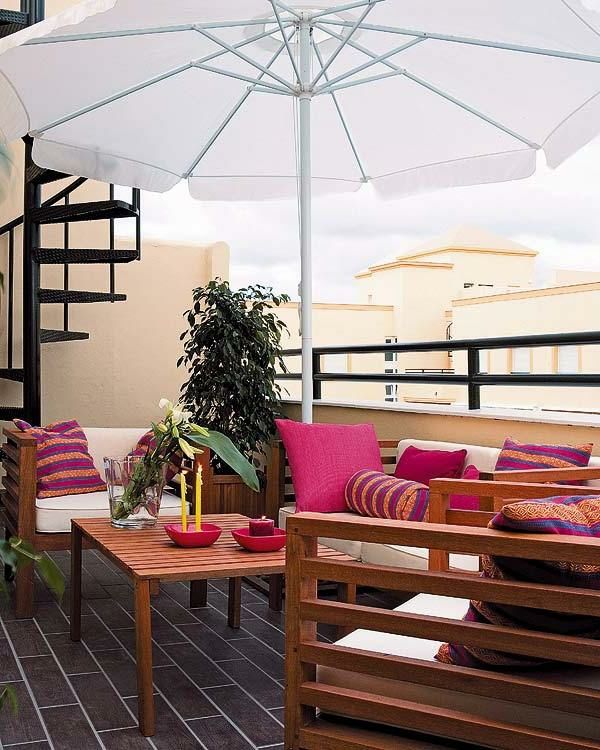 Balcon mobilier modern colorat roz perne aruncate Balcon mobilier modern decorat colorat roz